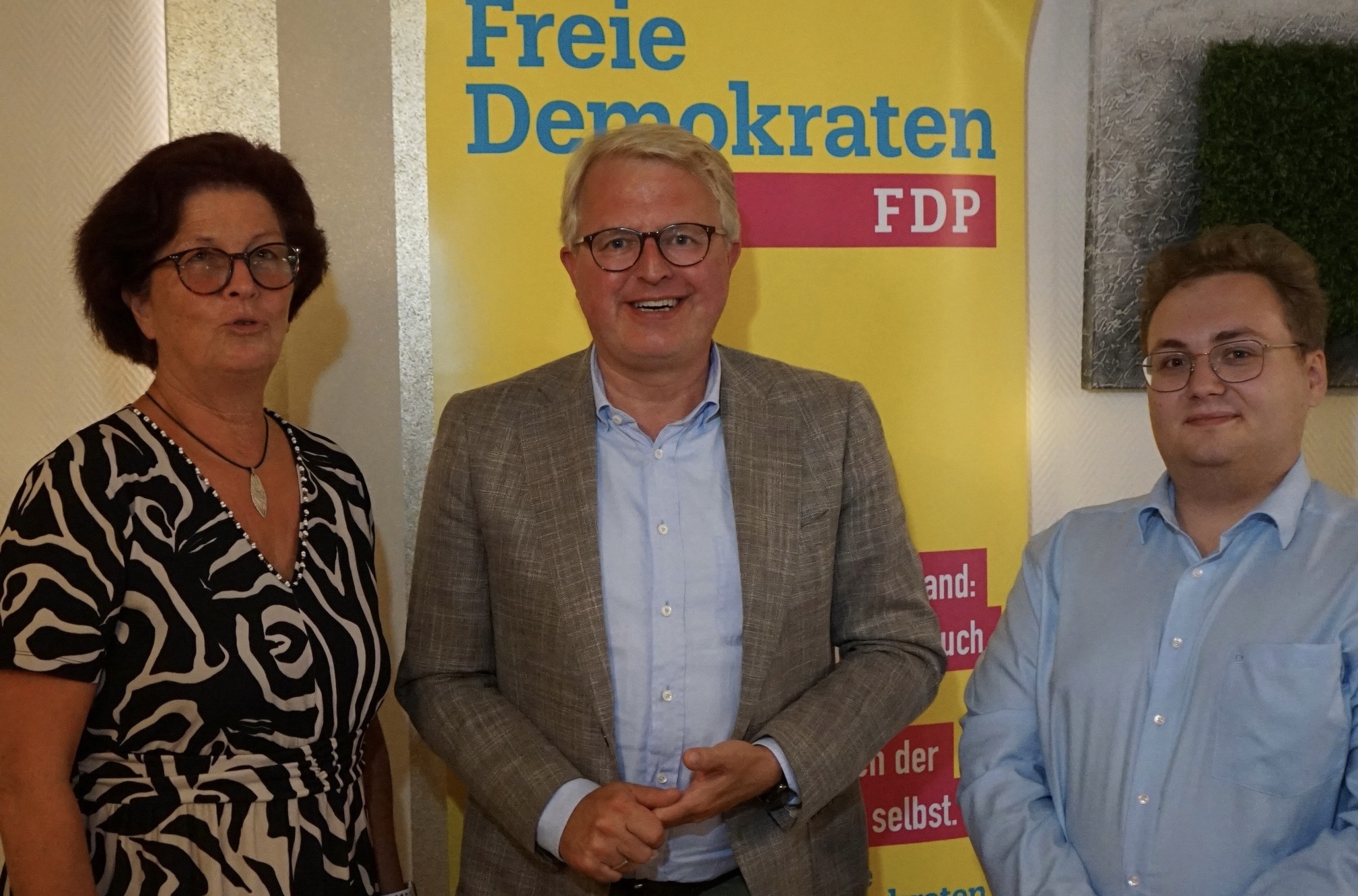 Bezirkschef Frank Schäffler (Mitte) mit der Ortsvorsitzenden Petra Krieger-Brockmann und dem Fraktionsvorsitzenden im Rat, Lukas Lambrecht.