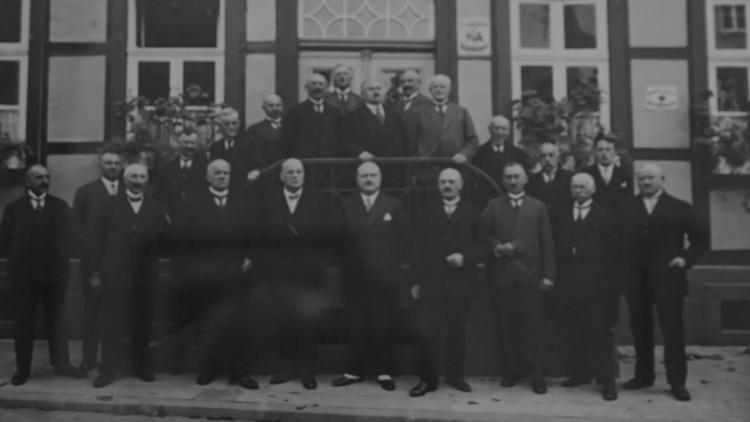 Kommunalpolitik war in Bad Lippspringe schon immer Sache der Bürger. Hier das historische Foto einer Ratsvertretung im Jahre 1929. Das Bild entstand auf der Treppe vor dem damaligen Rathaus nahe der Lippequelle